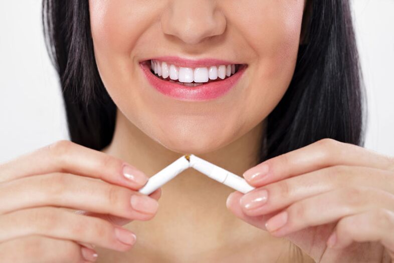 Dívka zlomila cigaretu