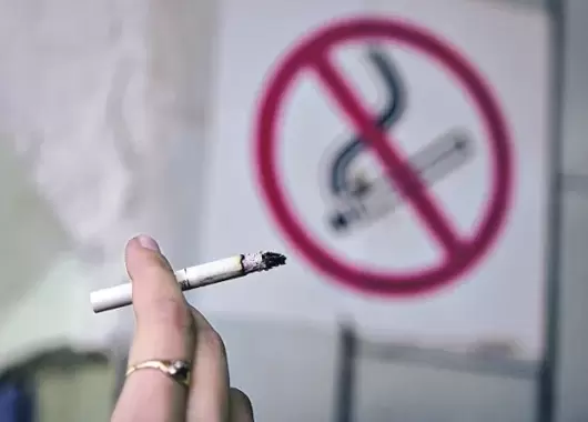je kouření povoleno u vchodu